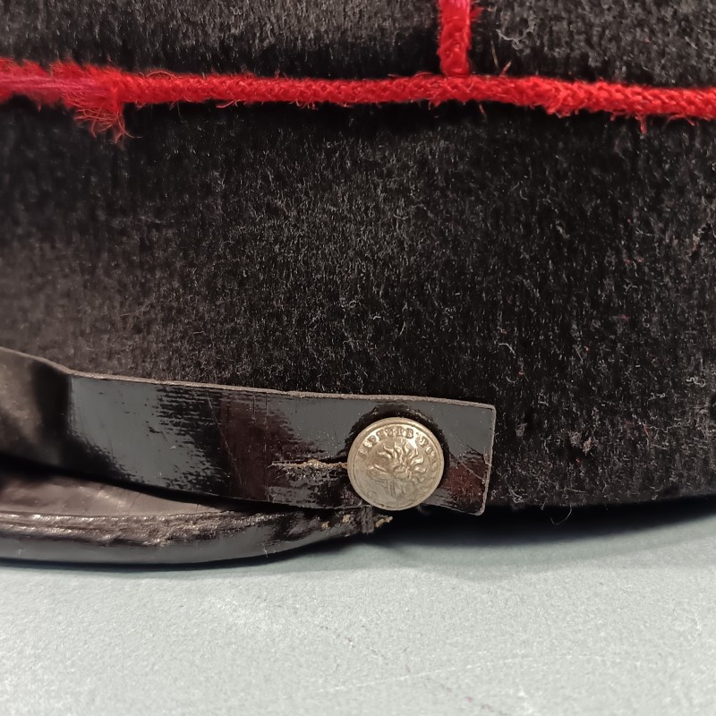 KEPI DE SAPEURS-POMPIERS MODELE 1884 DE SORTI AVEC LOGEMENT POUR LE POMPON OU PLUMET TAILLE 57